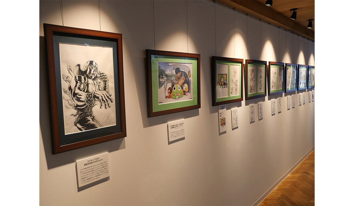 “Exposição Sargento Keroro Petit Resonance (Gero Gero)!” Inaugurada na Galeria Zenon em Kichijoji, Tóquio Estão em exibição ilustrações de “Sargento Keroro x Kenshiro” de Kannon Yoshizaki e “Macho Keroro” desenhado por Tetsuo Hara.