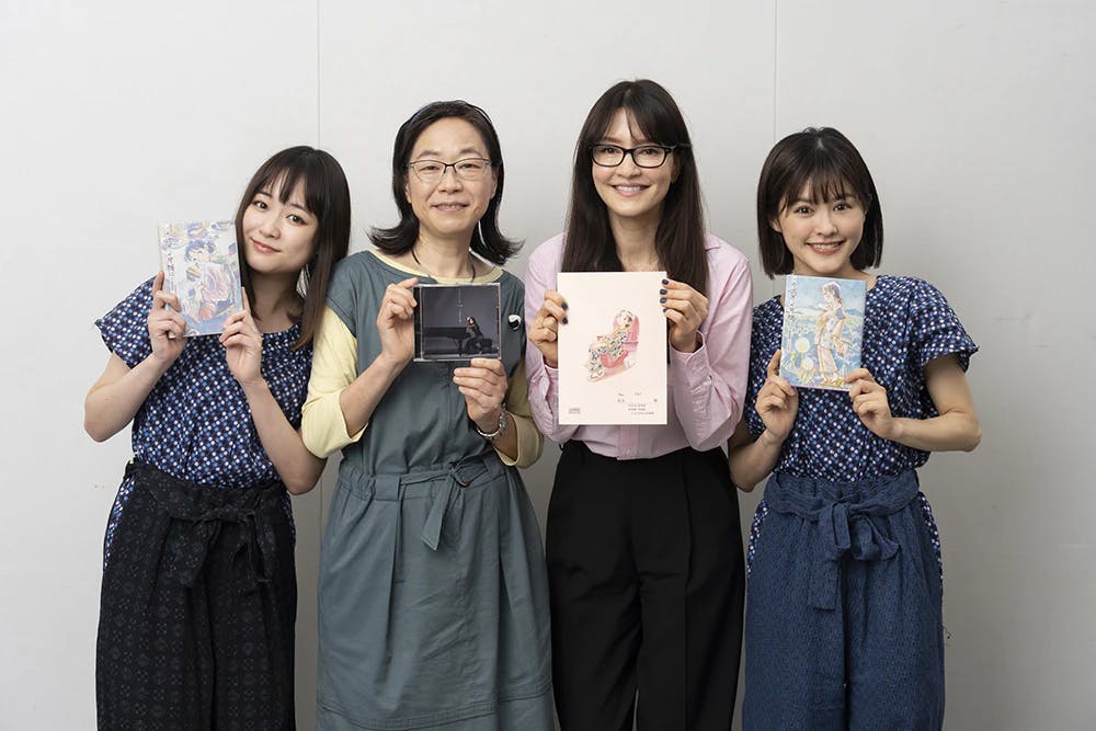 Author of the musical "In This Corner of the World" Fumiyo Kono visits the rehearsal studio. She talks with Natsumi Kon (role of Suzu), Sakurako Ohara (same role), and Angela Aki (music)