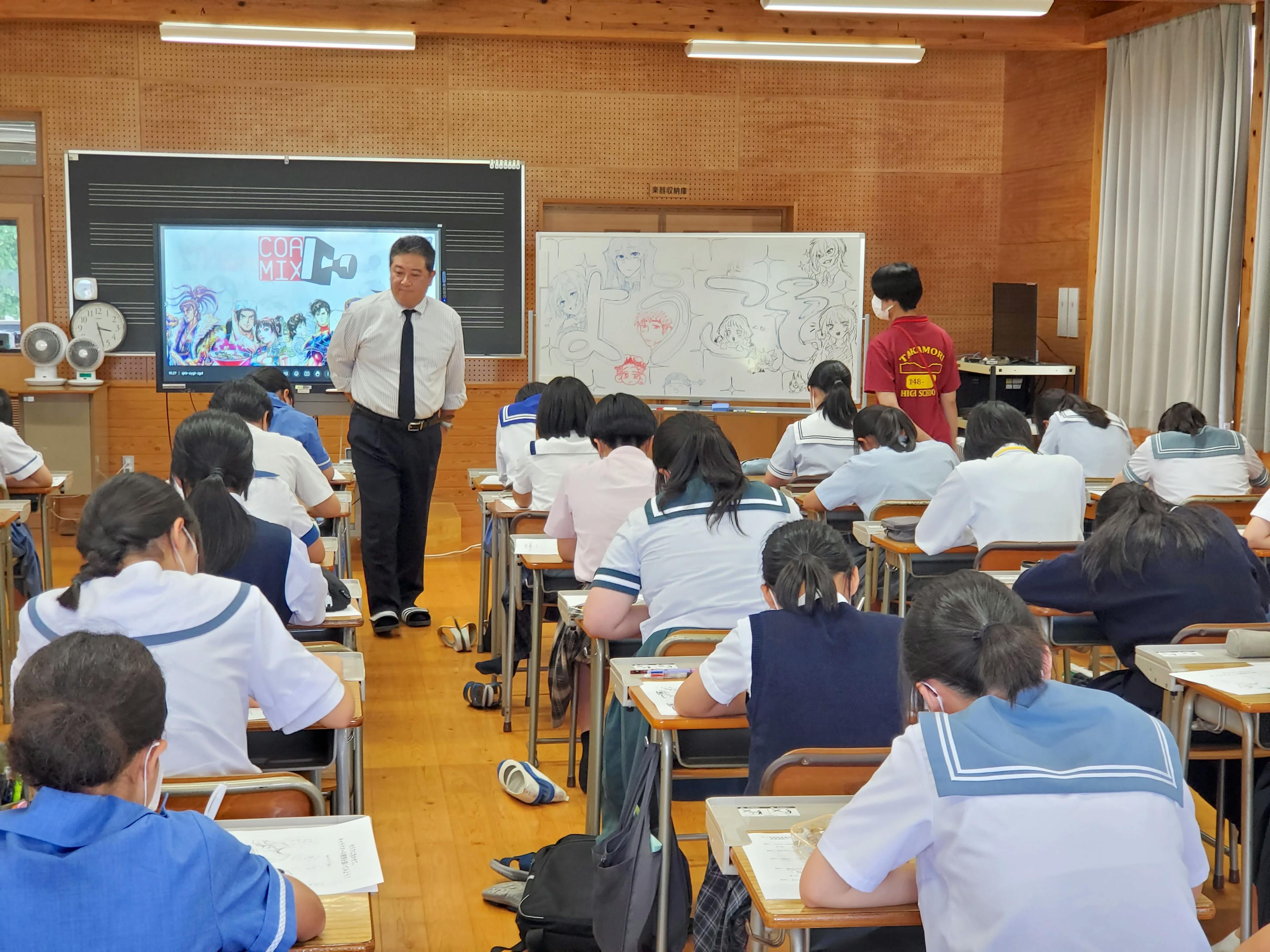 La primera escuela pública abierta con un departamento de manga fue un gran éxito, superando al año pasado.